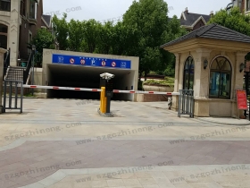 張家港伊頓花園別墅現(xiàn)場案例車牌識別加廣告道閘，人行通道閘（護(hù)外人臉識別加擺閘