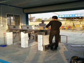 江蘇南京鼓樓區(qū)某工地現(xiàn)場(chǎng)橋式三輥閘、擺閘案例
